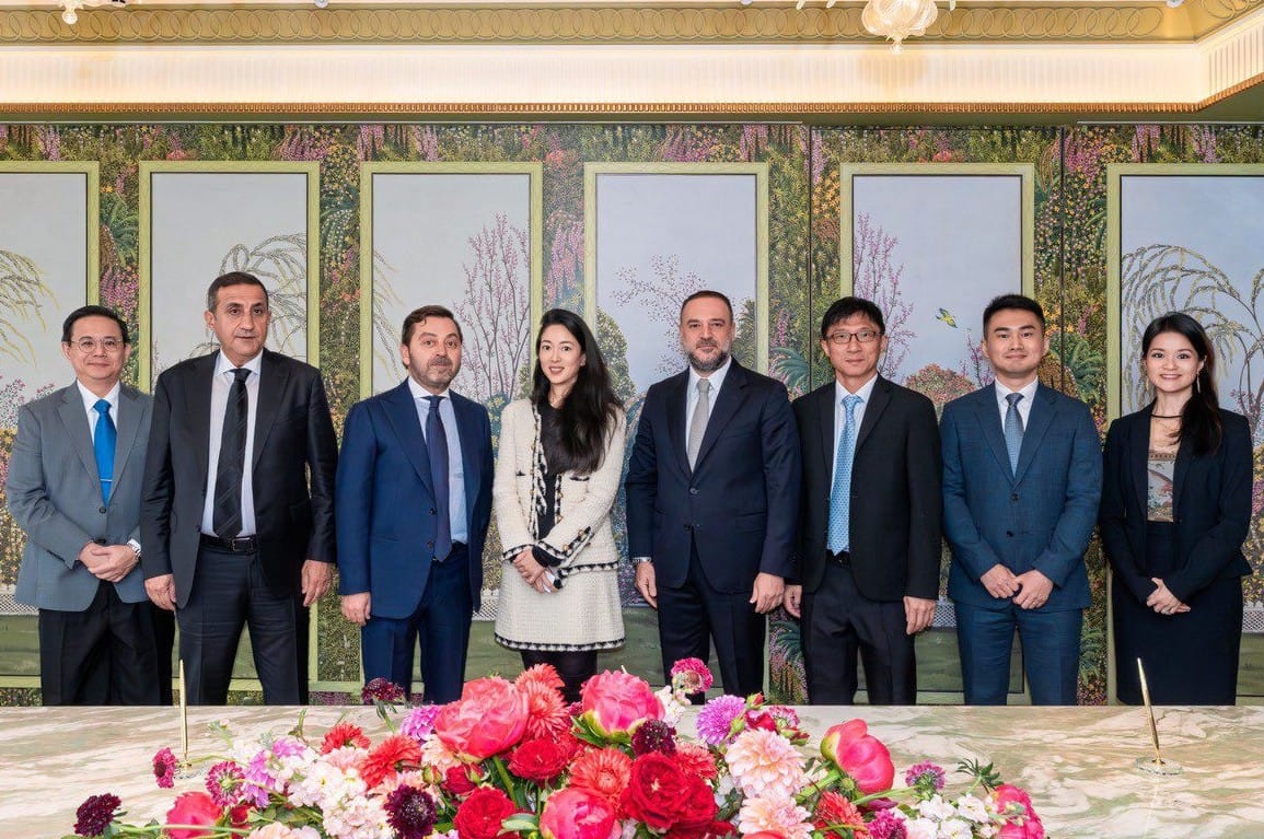 Planen ein neues Shangri-La-Hotel in Bodrum: (von links) Chris Phong, Kamil Uğurlu, Güngör Çepni, Hui Kuok, Ferzan Çelikkanat, Chee Wui Chua, Harry Shim und Judy Man.