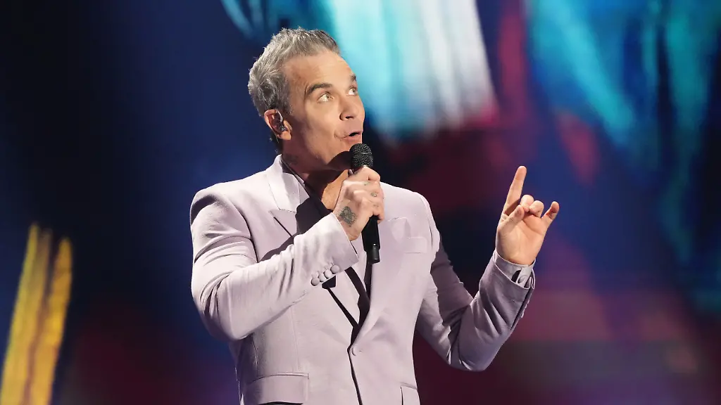 Singer-Robbie-Williams-performs-during-the-draw-for-the-2026-soccer-World-Cup-at-the-Kennedy-Center-in-Washington-Friday-Dec-5-2025