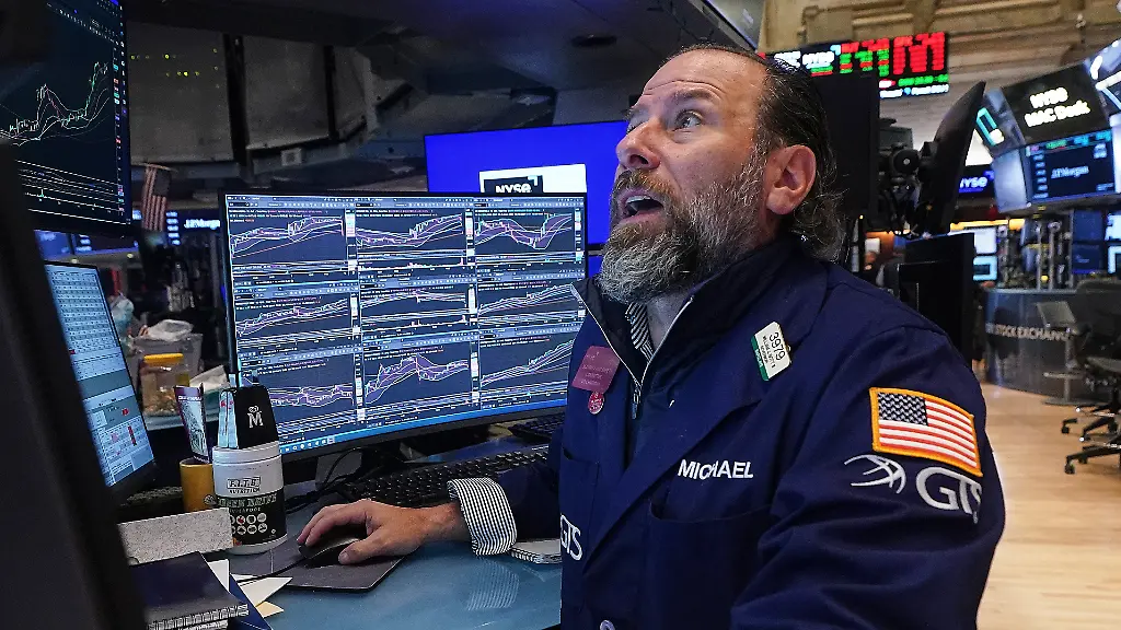 Specialist-Michael-Pistillo-works-at-his-post-on-the-floor-of-the-New-York-Stock-Exchange-Monday-Jan-12-2026