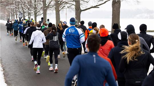 Marathon-Training am eiskalten Maschsee in Hannover