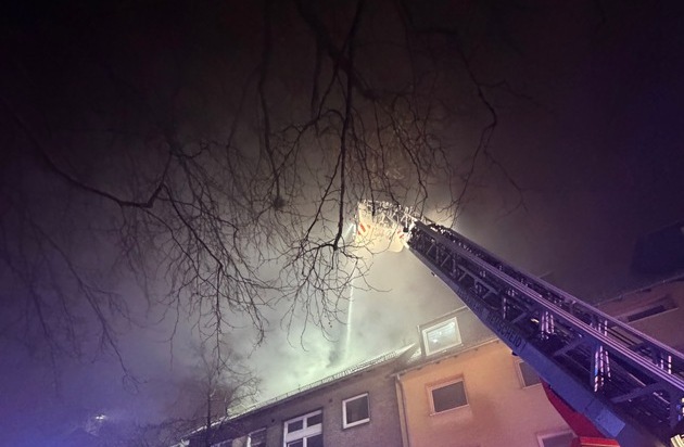 FW-RS: Dachstuhlbrand in einem Mehrfamilienhaus