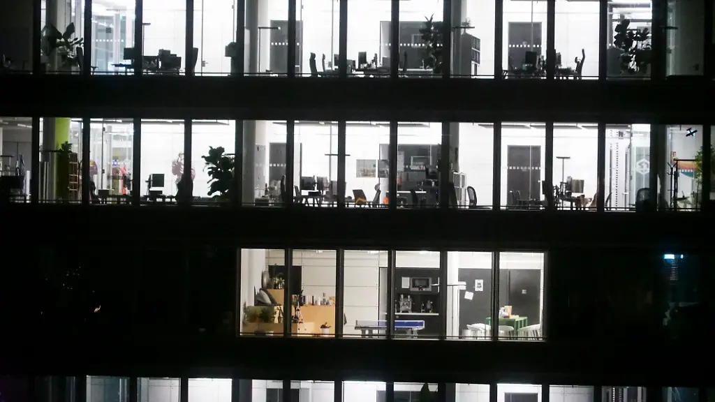 Symbolbild-Hamburg-Januar-2025-Symbolbild-Blick-in-ein-beleuchtes-Buero-Haus-verschiedene-Bueros-Zimmer-ohne-Angestellte-Nachts-aus-dem-16