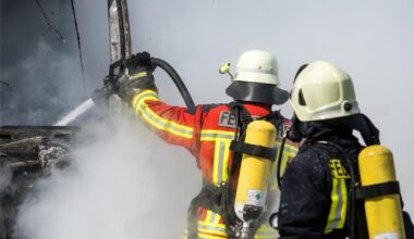 Knallgeräusch und brennender PKW im Hinterhof