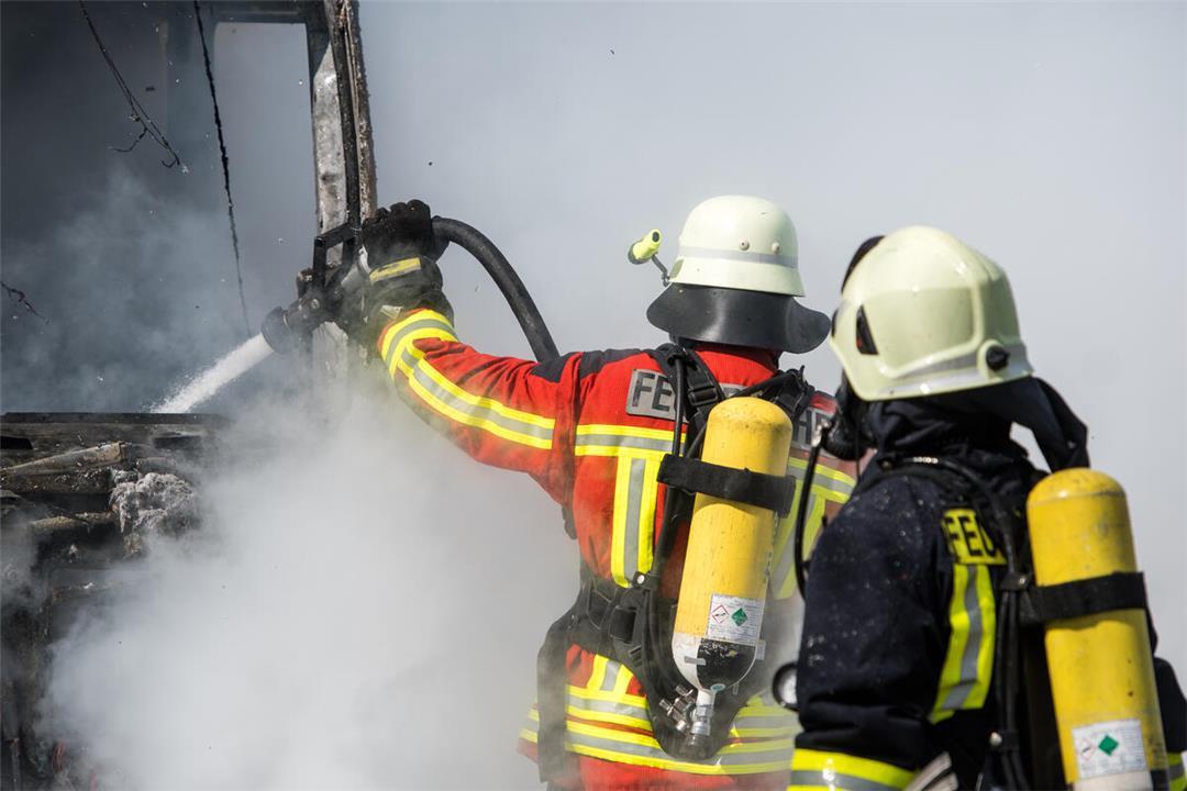 Knallgeräusch und brennender PKW im Hinterhof