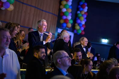 Lässt sich von der Stimmung im Saal mitreißen: Christian Wulff klatscht während des Programms mit. 