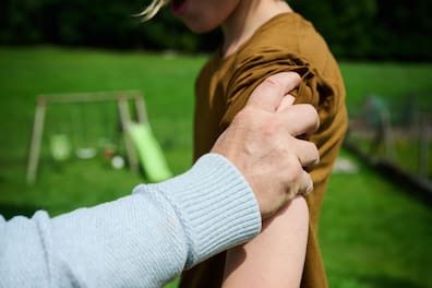 Stopp! Kinder müssen wissen: Sie haben ein Recht auf Unversehrtheit. 