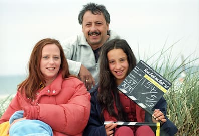 1995: Wolfgang Stumph als Wilfried Stubbe, Marie Gruber als Familienmutter Caroline Stubbe und Stephanie Stumph als Tochter Christiane bei Dreharbeiten zur ZDF-Serie "Stubbe - Von Fall zu Fall" am Strand von Prerow. 