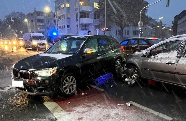 POL-MG: Vorfahrtsmissachtung führt zu Verkehrsunfall - Beifahrerin leichtverletzt