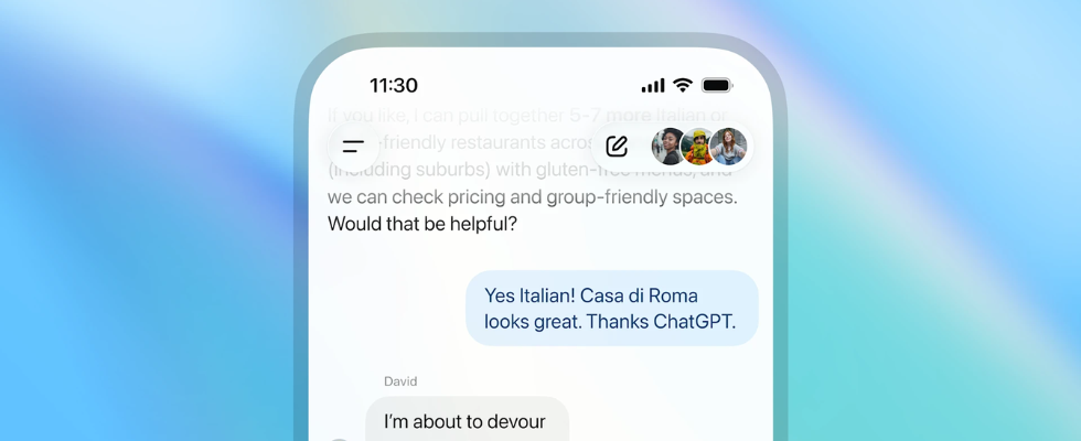 Smartphone Mockup mit Gruppen-Chat auf ChatGPT, blauer Hintergrund