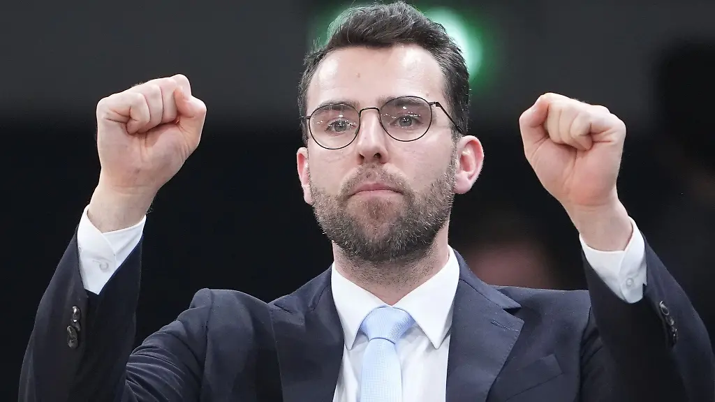 Towers-Trainer-Benka-Barloschky-feiert-mit-seinem-Team-einen-Erfolg