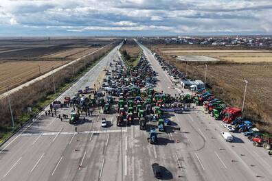 Landwirte blockieren in Thessaloniki die Autobahn zwischen Thessaloniki und Athen.
