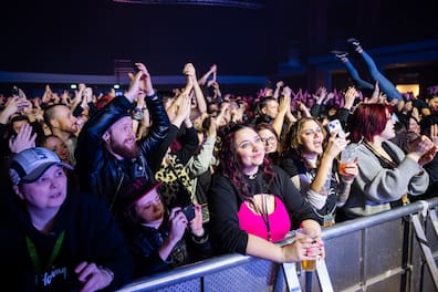 Schon vor dem Hauptact ist die Stimmung im Haus Auensee angeheizt