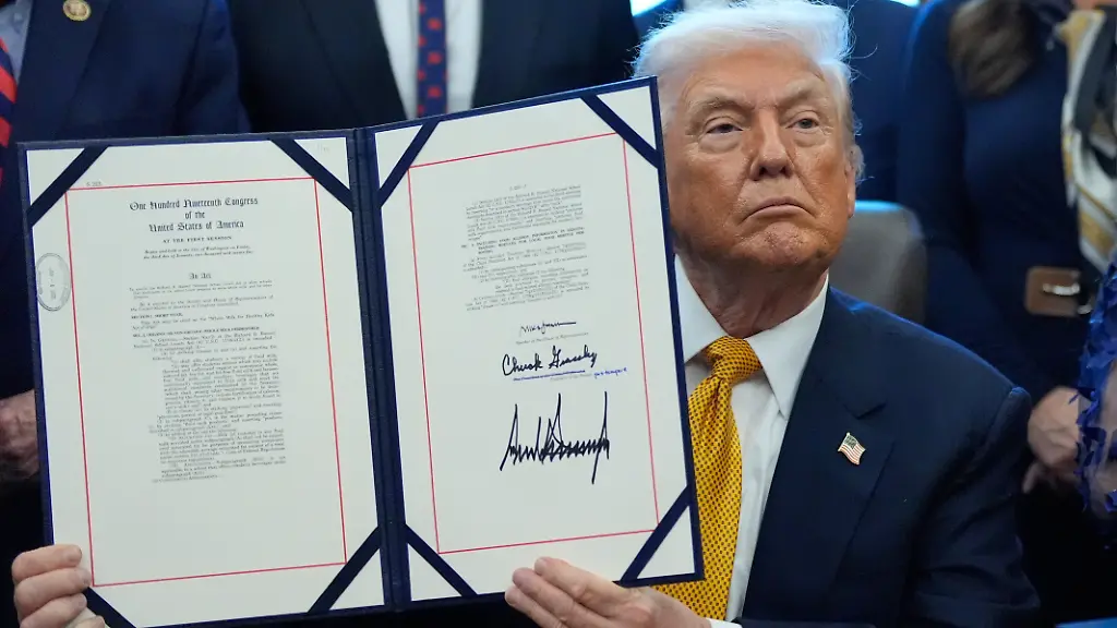 US-Praesident-Donald-Trump-hael-im-Oval-Office-des-Weissen-Hauses-in-Washington-einen-Gesetzesentwurf-in-der-Hand-der-Vollmilch-in-die-Schulkantinen-des-Landes-zurueckbringt