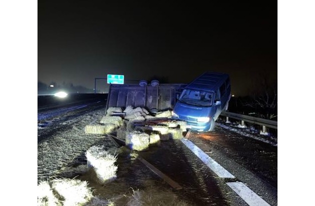 POL-WI: Vollsperrung der A3 bei Wiesbaden nach PKW-Unfall und verlorenen Strohballen