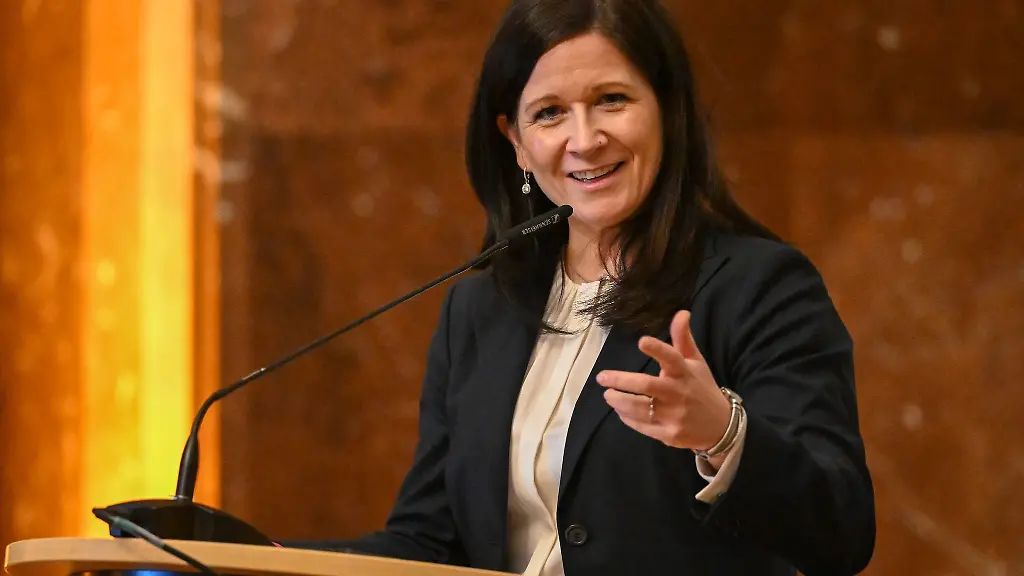 Unser-Anspruch-ist-es-Pflegekindern-sichere-und-stabile-Lebensorte-zu-bieten-und-Pflegefamilien-nachhaltig-zu-unterstuetzen-sagt-Senatorin-Guenther-Wuensch