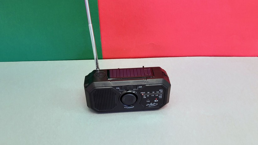 Infactory Solar- und Dynamo-Kofferradio (ZX-3273-919)