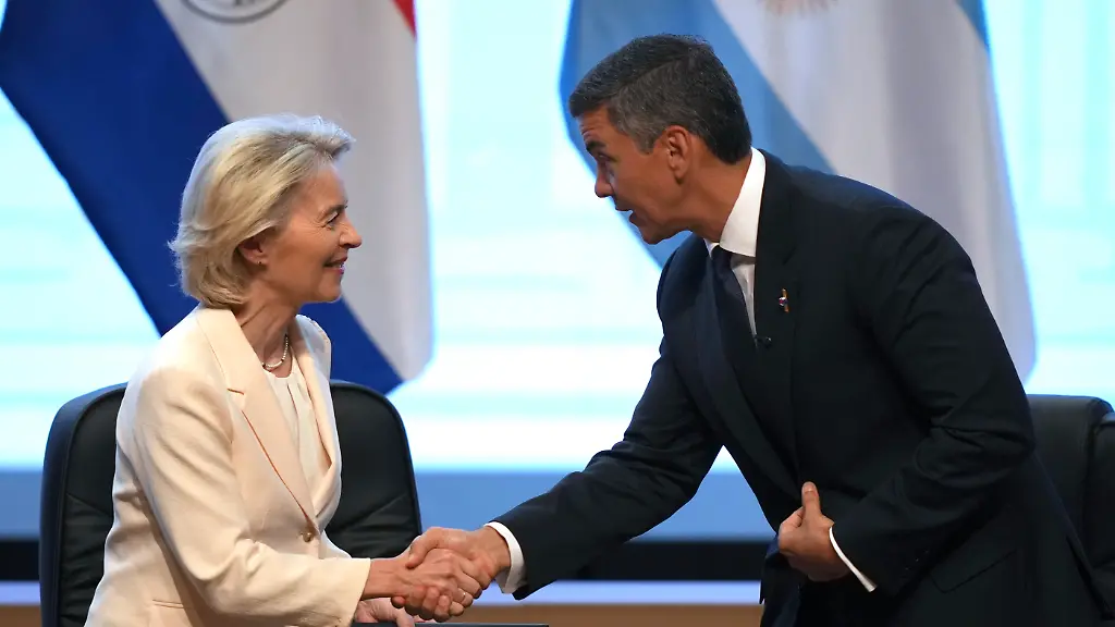 Ursula-von-der-Leyen-l-Praesidentin-der-Europaeischen-Kommission-schuettelt-dem-paraguayischen-Praesidenten-Santiago-Pena-waehrend-eines-Treffens-zur-Unterzeichnung-eines-Freihandelsabkommens-zwischen-der-Europaeischen-Union-und-dem-Mercosur-Staaten-die-Hand