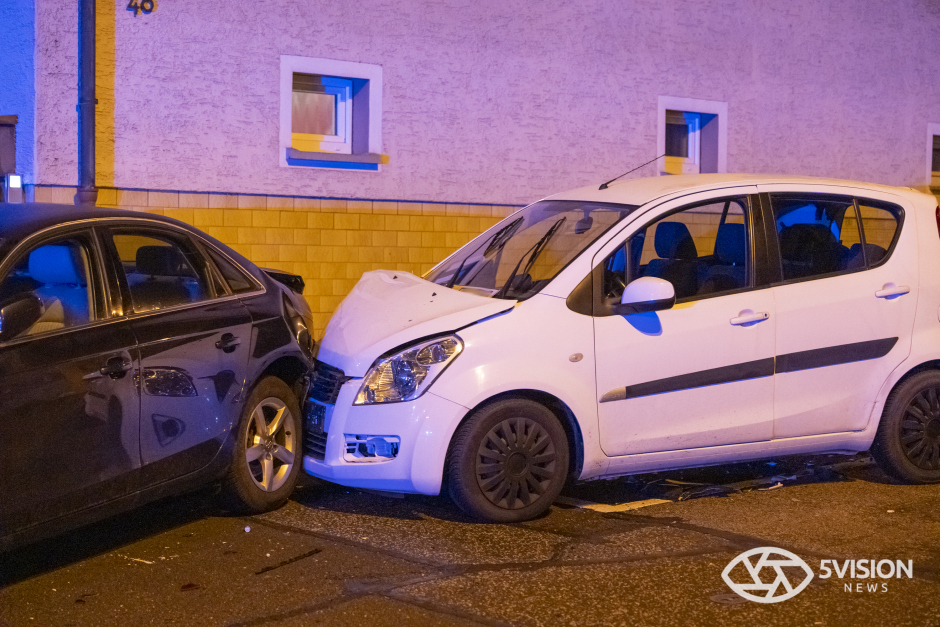 In Wiesbaden-Frauenstein ist es am Donnerstagabend zu einem schweren Verkehrsunfall in der Quellbornstraße gekommen. Ein Suzuki prallte aus bislang ungeklärter Ursache in mehrere am Straßenrand geparkte Fahrzeuge, drei Frauen wurden verletzt – eine davon schwer.