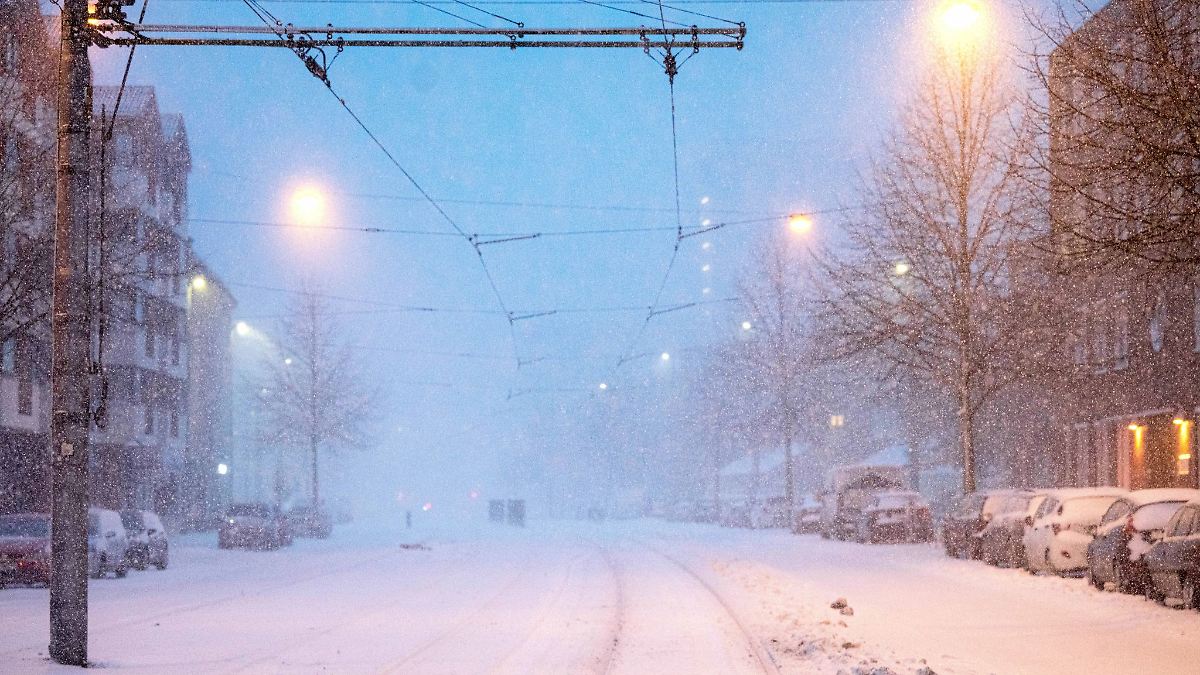 Niedersachsen & Bremen: Wintersturm "Elli" stoppt Bahn, Busse und Schulen im Norden