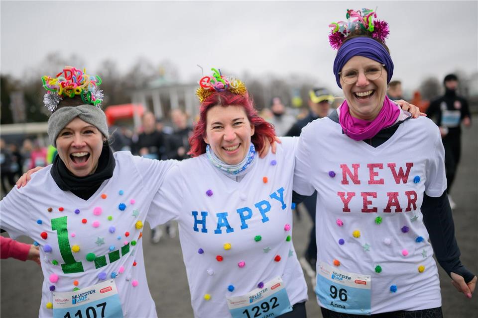 Viele Läufer und Läuferinnen gehen beim Silvesterlauf in Hannover verkleidet an den Start. Julian Stratenschulte/dpa