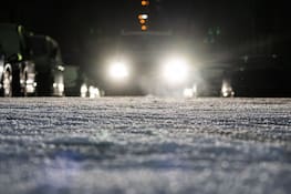 17.01.2024, Baden-Württemberg, Stuttgart: Ein Auto fährt über eine winterliche Straße. Laut Deutschem Wetterdienst sind Glatteis und starke Verkehrsbehinderungen zu erwarten. Foto: Marijan Murat/dpa +++ dpa-Bildfunk +++
