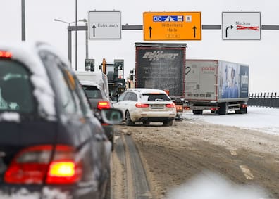 Die winterlichen Straßenverhältnisse haben am Freitag in Sachsen zu zahlreichen Unfällen geführt.