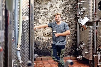 Im Keller von Matthias Schuh lagert Pesterwitzer Rebensaft in Edelstahltanks. Noch ist der Wein nicht reif.