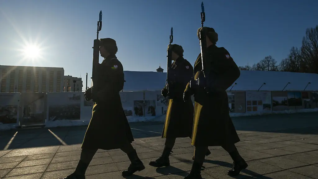 WARSAW-POLAND-a-JANUARY-17-Polish-soldier-are-seen-changing-guard-at-the-Tomb-of-the-Unknown-Soldier-Grob-Nieznanego-Zolnierza-a-monument-dedicated-to-soldiers-who-gave-their-lives-for-Poland-in-Warsaw-Poland-on-January-17-2026