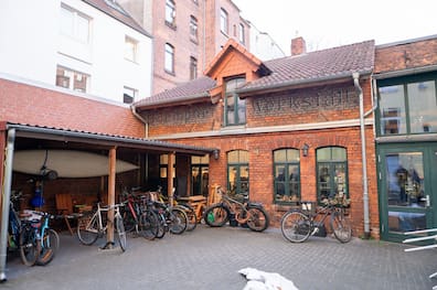 Sieht aus wie ein verwunschenes Gebäude: Das Buchdruckmuseum hat sein Domizil im Hinterhof hinter der Lindener Buchhandlung in der Limmerstraße.