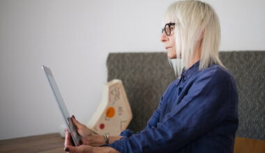 Bildbeschreibung: Eine ältere Frau an einem Tablet.