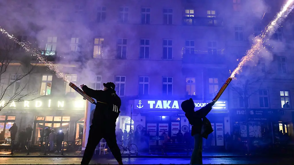 Wegen-gefaehrlicher-Boellerei-nahm-die-Berliner-Polizei-mehr-als-300-Menschen-fest