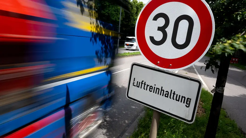 Wegen-zu-hoher-Stickstoffdioxidwerte-duerfen-Autos-an-der-Landshuter-Alle-nicht-schneller-als-30-Kilometer-pro-Stunde-fahren