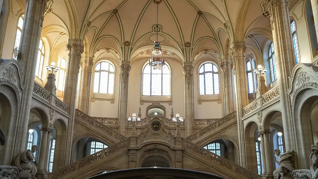 Weil-sie-an-einem-bewaffneten-Ueberfall-auf-einen-Geldtransporter-beteiligt-gewesen-sein-sollen-muessen-sich-vier-junge-Maenner-unter-anderem-wegen-versuchten-Mordes-und-schweren-Raubes-verantworten