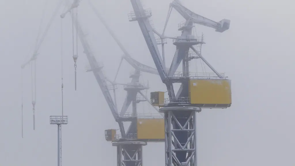 Wetter-Winter-Hafenkraene-im-dichten-Nebel-im-Hafen-von-Hamburg-Deutschland