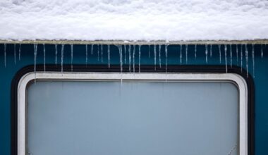 Schnee und eisglatte Straßen bestimmen das Wetter in NRW zum Wochenbeginn. Die Temperaturen steigen erst am Donnerstag wieder deutlich über null. (Archivbild)