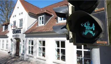 Ampelmännchen mal anders – Sesamstraßen-Duo in Hamburg