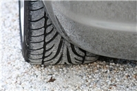 Wintereinbruch: Autofahrer mit Sommerreifen verunfallt