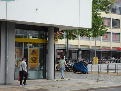 Am Antonsplatz Ecke Wallstraße nahe dem Postplatz bleibt die Postbank-Filiale geöffnet. Briefkästen gibt es gegenüber, Marken in der Altmarktgalerie.