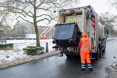 Unter Verdacht: Mehrere Müllwerker bei Aha sollen zusätzliche Tonnen gegen Schmiergeld geleert haben. Die Staatsanwaltschaft Hannover ermittelt. (Symbolbild)