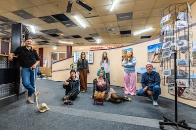 "Public Realities - Urban Fictions" heißt die durch einen Las-Vegas-Besuch inspirierte Ausstellung der Muthesius Kunsthochschule Kiel in der ehemaligen Spielhalle im CAP Erlebniscenter in Kiel. Unter anderem stellen aus: die Studentinnen (von links) Ide Ha, Pia Overath, Paulina Kubiak, Lara Meise, Sonja Christl und Jane Han mit ihrem Professor Axel Loytved. Finanziell unterstützt wird die Ausstellung von der Stadt Kiel.