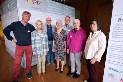 Das Ambulante Hospiz feierte 2025 sein 30-jähriges Bestehen. Der Vorstand um Andreas Strobel (3. v. r.) setzt sich dafür ein, dass die Themen Tod und Trauer mehr in den Mittelpunkt rücken.