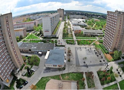 An der Stuttgarter Allee – dem wichtigsten Boulevard von Grünau – stehen noch unsanierte Hochhäuser und zum Teil leere Gewerbebauten.(Doering)