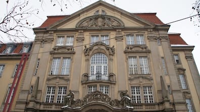 … und so sieht das Hauptportal heute aus: Die neobarocken Elemente dominieren beim ansonsten historisch gestalteten Amtsgericht, die Bauplastiken stammen von Otto Richter. 