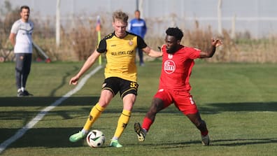 Jonas Sterner (l. im Testspiel gegen Essen) war schon im Januar 2025 mit Dynamo in Lara - jetzt ist der Husumer wieder mit dabei.