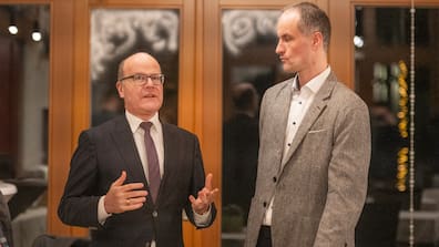 Der Europa-Abgeordnete der sächsischen CDU, Oliver Schenk (l.), stellte auf der Einladung des Moritzburger Bürgermeister-Kandidaten Marcel Vetter in der Sonnenhofscheune in Reichenberg den Fragen von Einwohnern.