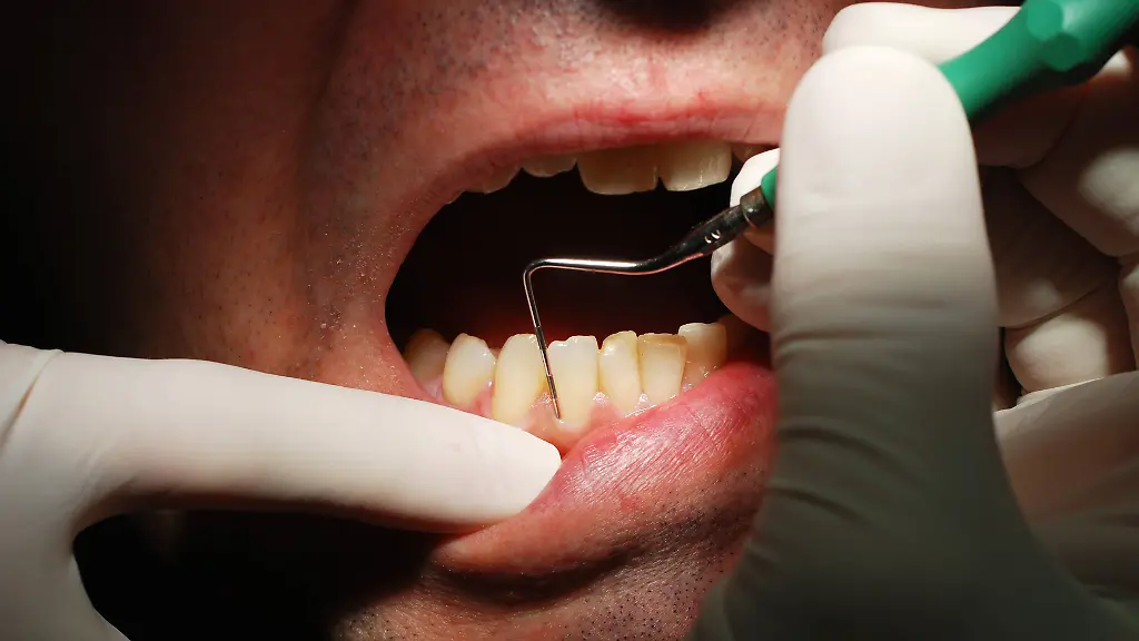 Zahnarzt-Untersuchung-in-Zahnarzt-Praxis-Copyright-xZoonar