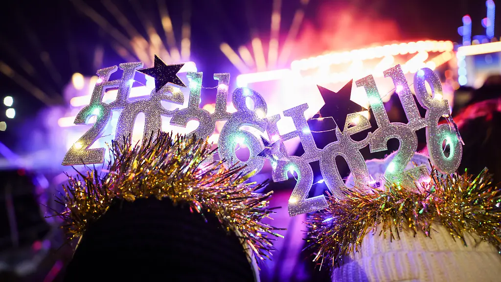 Zwei-Besucherinnen-stehen-vor-der-schwimmenden-Buehne-der-ZDF-Silvestershow-am-Chicagokai-vor-dem-Westfield-Hamburg-Ueberseequartier-in-der-Hafencity-Erstmals-findet-die-ZDF-Silvestershow-in-der-Hamburger-Hafencity-statt