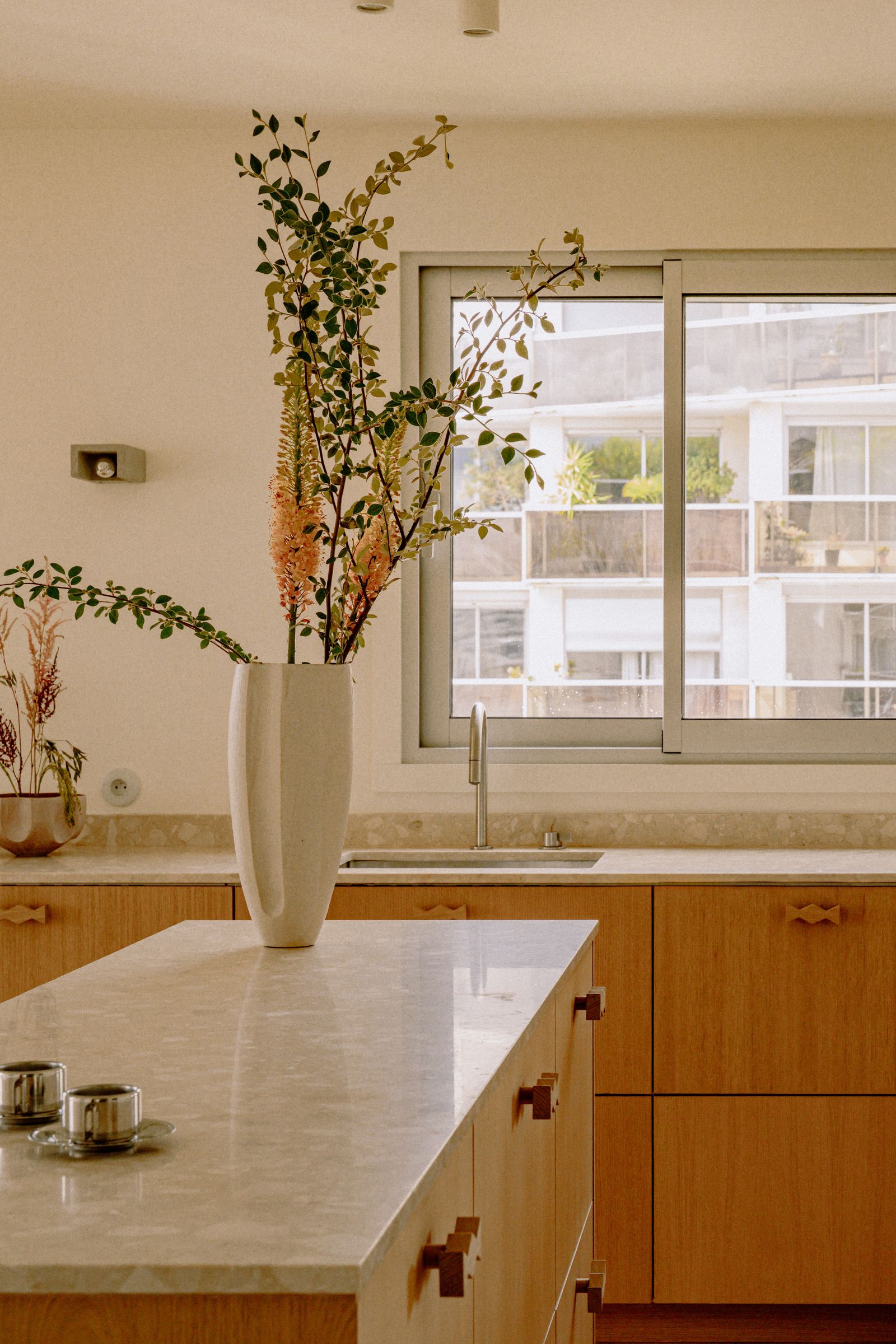 Wohnung in Paris Renovierung helle Küche mit Holzschränken