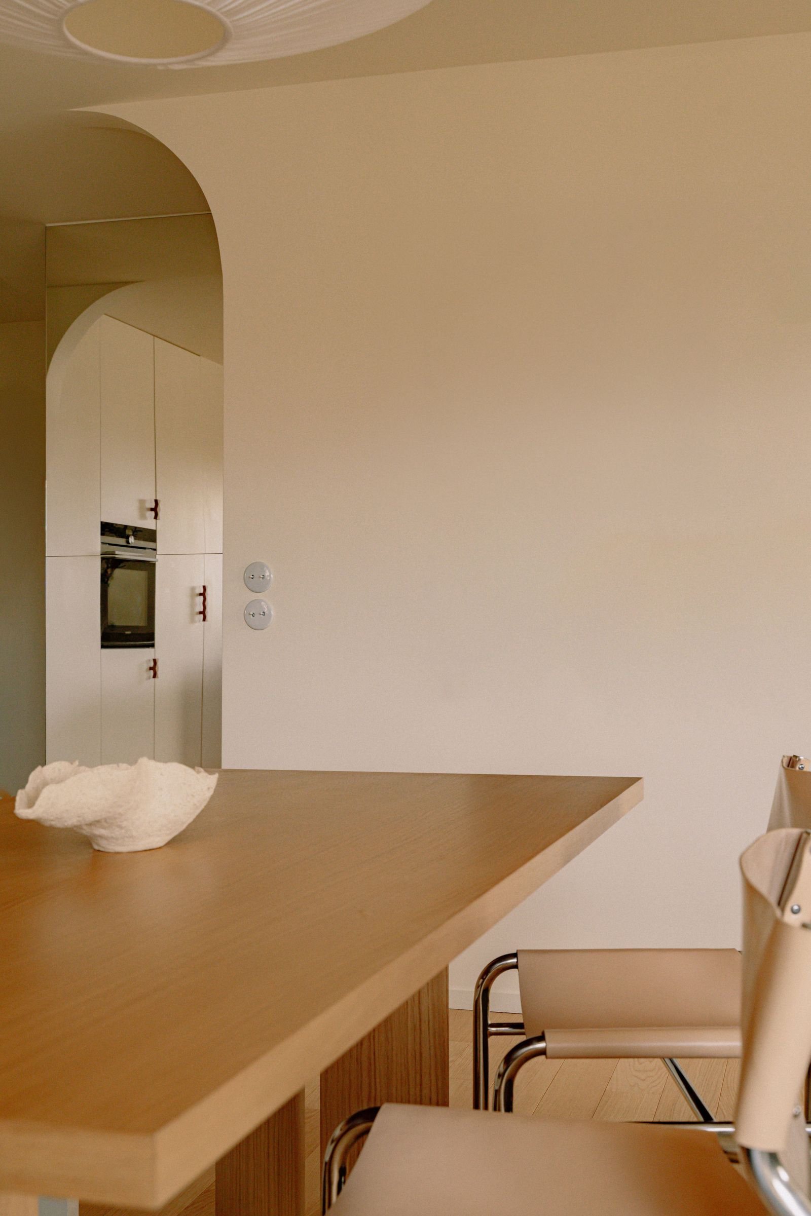 Wohnung in Paris Renovierung Essbereich röhrenförmige Stühle