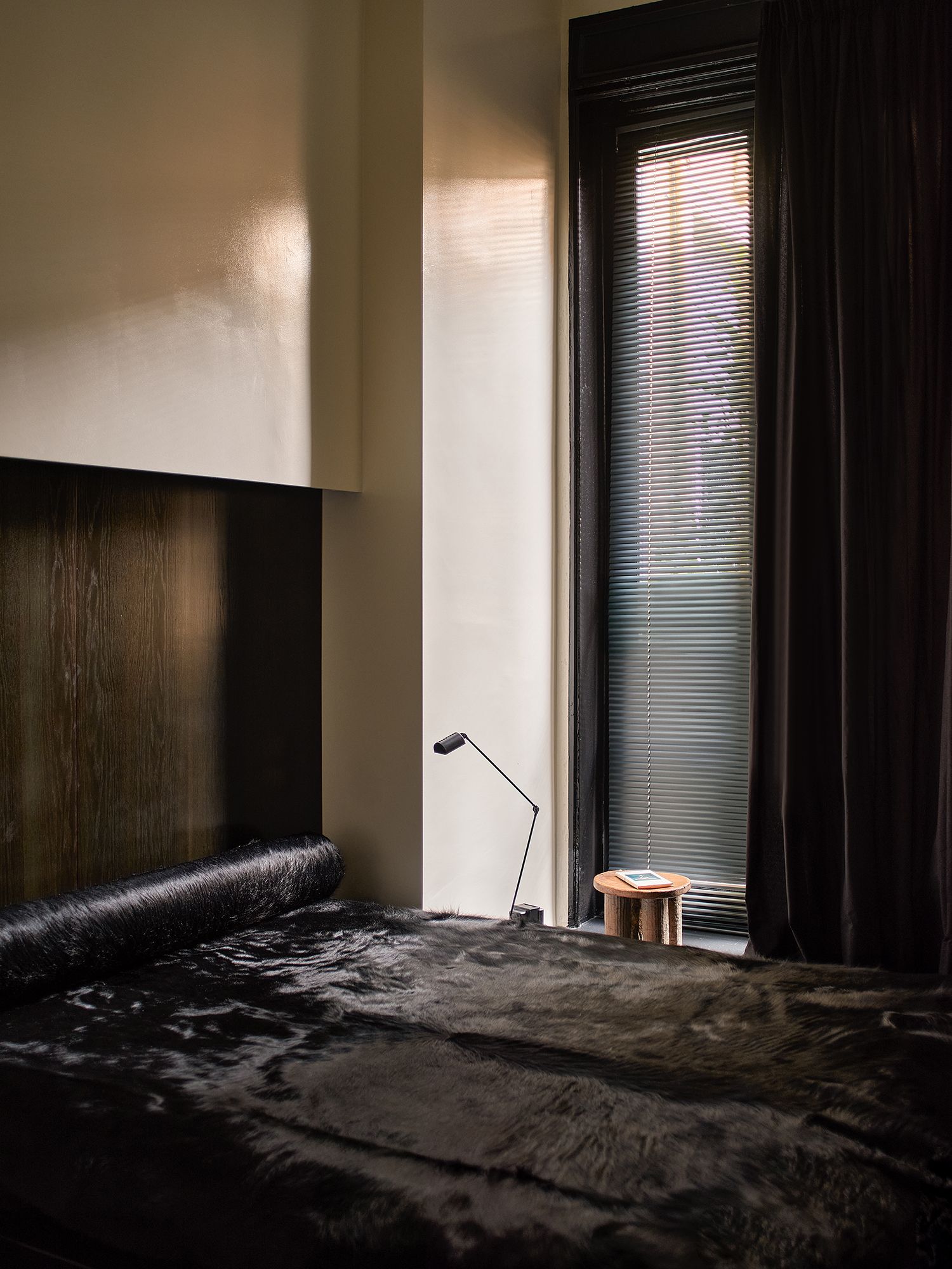 Im Schlafzimmer verkleidete das Studio die Wand hinter dem Bett mit Mahagoni